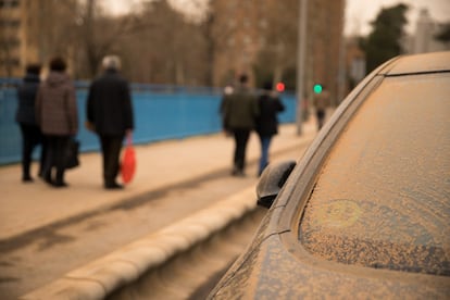 Un vehículo cubierto de polvo en Madrid. Este martes, la calidad del aire es “extremadamente desfavorable” en Segovia, Guadalajara, Albacete, Alicante, Murcia y Almería, mientras que es “muy desfavorable” en Madrid y Ávila y “desfavorable” en Palencia y Ciudad Real, según datos del Índice Nacional de Calidad del Aire (ICA) que elabora el Ministerio de Transición Ecológica.