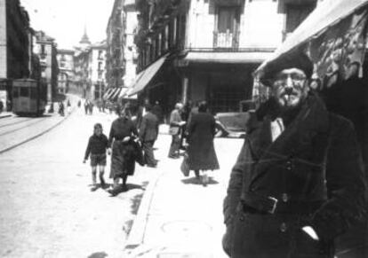 Fotografía de León Felipe en la calle Toledo de Madrid, en 1937, propiedad de Alejandro Finisterre.