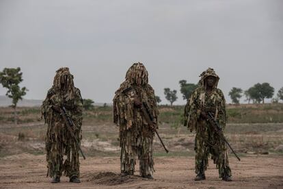 Miembros de las Fuerzas Nigerianas de francotiradores posan con sus trajes de ghillie en la Cumbre de las Fuerzas Terrestres de Áfric (ALFS) durante una demostración militar en Gwagwalada (Nigeria).