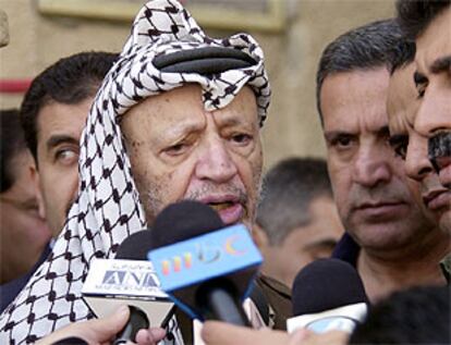 Arafat condena la acción militar israelí ante su oficina de Ramala.