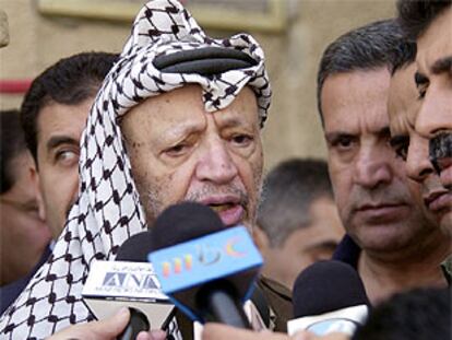 Arafat condena la acción militar israelí ante su oficina de Ramala.