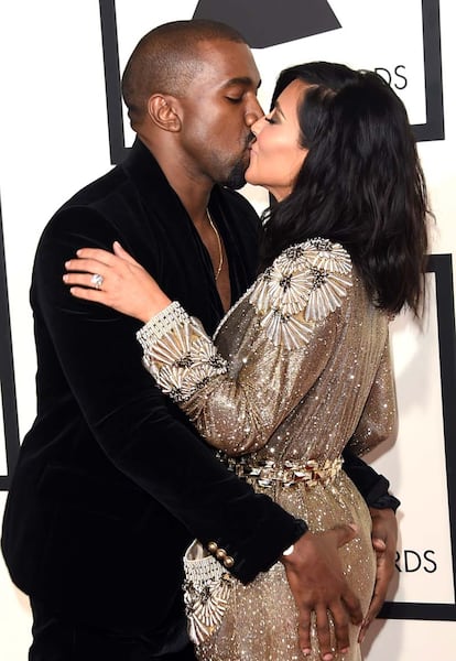 Kanye West y Kim Kardashian demostrando su pasión en la alfombra roja de los Grammy 2015.