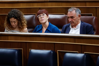 Los diputados del Grupo Parlamentario Plurinacional de Sumar Aina Vidal (Comuns), Àgueda Micó (Compromís, que pasará al Grupo Mixto) y Enrique Santiago (IU), durante el pleno del Congreso el 26 de junio de 2025.