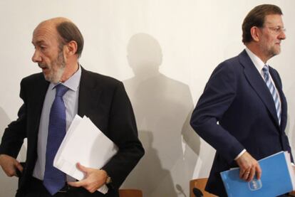 Rubalcaba y Rajoy, en un encuentro celebrado en 2010.