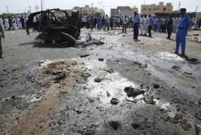 Personas se concentran entorno al lugar de una explosin en Port Sudn, Sudn. EFE/Archivo