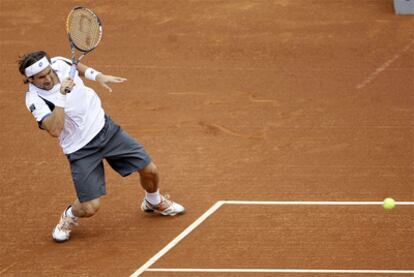 David Ferrer sigue adelante en el Conde de Godó tras acabar con Bolelli.- En la imagen, el alicantino golpea la bola durante el partido