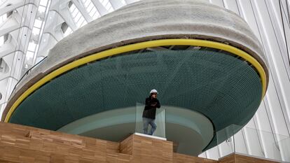 Un operario bajo el espacio de La Nube del nuevo CaixaForum, que se esta culminando en el interior del Ágora de la Ciutat de les Arts i les Ciències.