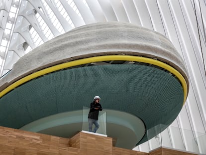 Un operario bajo el espacio de La Nube del nuevo CaixaForum, que se esta culminando en el interior del Ágora de la Ciutat de les Arts i les Ciències.