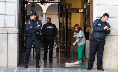 La policía durante el registro en el Ayuntamiento de Granada.
