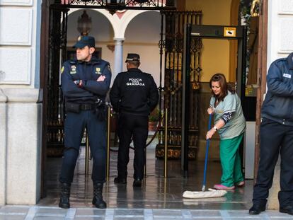 La policia durant l'escorcoll a l'Ajuntament de Granada.