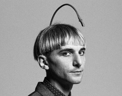 Neil Harbisson es el primer humano considerado oficialmente cborg. En 2004, el Gobierno ingls acept su foto de carnet, con la antena que lleva en la cabeza, al renovar el pasaporte. Una decisin sin precedentes que ratific que su extensin ciberntica es parte de su cuerpo. Este artista de origen hispano-britnico ve en escala de grises por una condicin congnita llamada acromatopsia. Es capaz, sin embargo, de sentir los colores gracias a un sensor y un chip que tiene implantados en su crneo.</p><br><p>Este sistema capta la frecuencia que cada tonalidad genera y la transforma en una vibracin en su cabeza. As es capaz de distinguir colores, como los infrarrojos o los ultravioleta, que los dems humanos no percibimos. Su objetivo es seguir ampliando su apreciacin hacia los rayos X y gamma.</p>