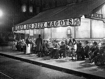 Terraza parisiense del Deux Magots, en los años veinte.