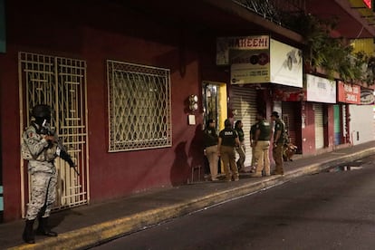 Agentes del Instituto Nacional de Migración junto con la Guardia Nacional detienen a migrantes en un hotel en Tapachula, el 1 de diciembre.