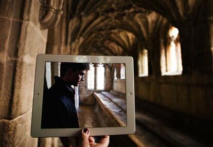 Los autores del blog Fangirl Quest se recogen varias imágenes de Harry Potter sufriendo muchísimo en la catedral de Gloucester