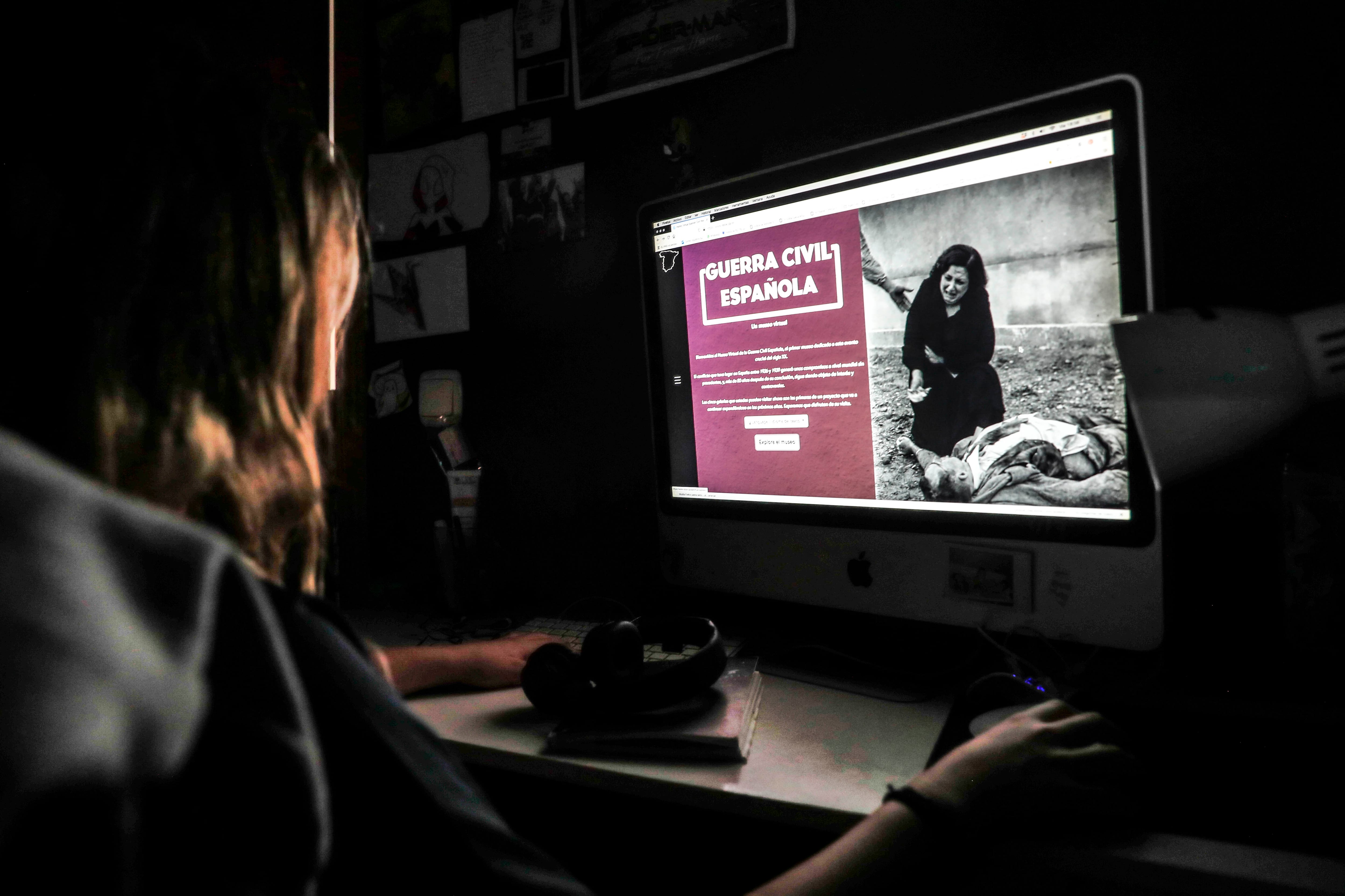 Una mujer mira el Museo Virtual de la Guerra Civil Española. 