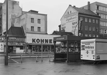 Esta imagen representa una constante en la obra de Schmidt, el retrato del paisaje urbano berliné para el proyecto que desarrolló entre 1976 y 1978.