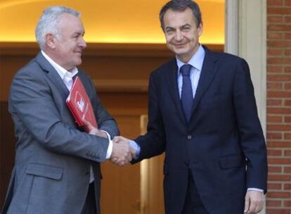 El presidente del Gobierno ha recibido por primera vez en La Moncloa al coordinador de IU