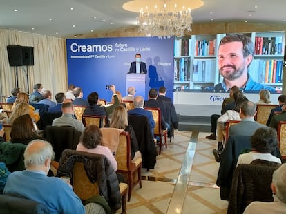 El presidente de Castilla y León, Alfonso Fernández Mañueco, durante la intervención telemática de Pablo Casado en un acto de partido en Salamanca.