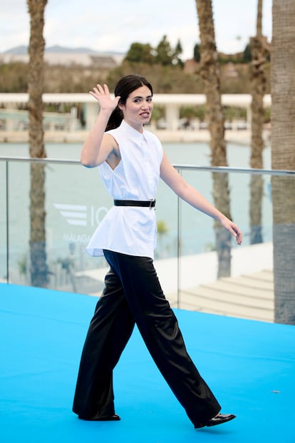 Para la presentación de '8' por la mañana, Loreto Mauleón escogió un conjunto de camisa blanca sin mangas combinada con pantalón negro y cinturón.