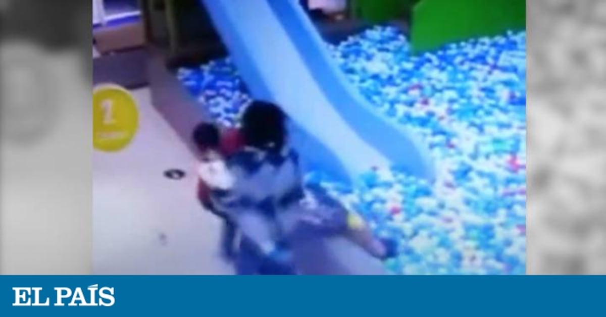 Una mujer empuja a una niña en un parque de bolas en China | Vídeos | EL PAÍS