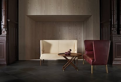 <p>La firma danesa <a href="https://www.carlhansen.com/en" rel="nofollow" target="">Carl Hansen & Son</a> acaba de rescatar del olvido Coupé, un sofá sorprendente diseñado por Frits Henningsen en 1936 e inspirado en las proporciones del mobiliario clásico. La altura de su respaldo es todo un gesto de audacia en una época dominada por los sofás que apenas llegan a media espalda, y su tapicería en piel aporta un toque de sobriedad retro a esta auténtica joya durmiente.</p>