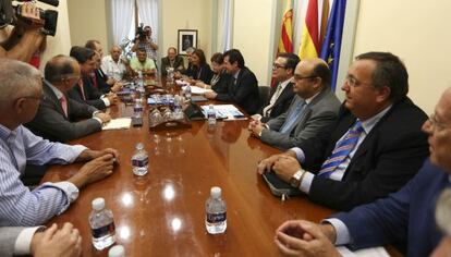 Reuni&oacute;n de Ciscar con los regantes en Alicante.