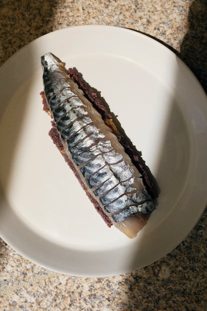Caballa sobre empanada de maíz cuervo.