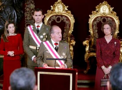 El Rey lee el discurso de la Pascua Militar, acompañado por la Reina Sofía, el Príncipe Felipe y la Princesa doña Letizia