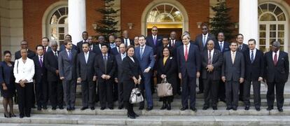 Rajoy posa para la foto de familia con los representantes permanentes ante la ONU de una treintena de países.