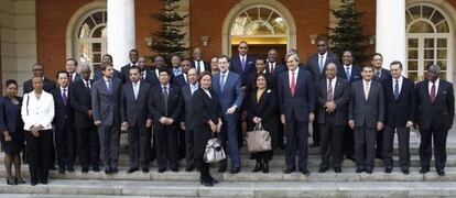 Rajoy posa para la foto de familia con los representantes permanentes ante la ONU de una treintena de pa&iacute;ses.