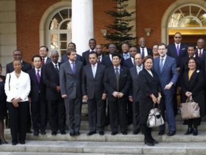 Rajoy posa para la foto de familia con los representantes permanentes ante la ONU de una treintena de pa&iacute;ses.