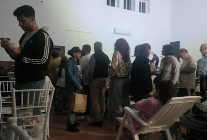 Los 220 pasajeros reciben comida de los vecinos de Mesas de Guadalora (Córdoba) que habían llevado sillas, colchones, mesas y hamacas de sus casas para que pasaran la noche. foto.Sandra Fontelo
