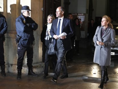 Francisco Camps, junto a su mujer Isabe Bas, a la salida de la primera sesi&oacute;n del juicio. 