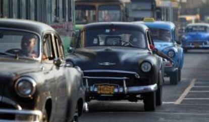 En la imagen, varios viejos taxis privados circulan por una calle de La Habana (Cuba). EFE/Archivo