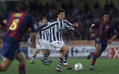 En la foto, el jugador de la Real Xabi Alonso conduce el balón entre Cocu (i) y Ronaldinho (d), en un partido disputado el 2 de noviembre de 2003, en el estadio de Anoeta.