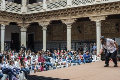 Este evento cultural es el más importante de la capital alcarreña y atrae a miles de personas durante las 46 horas de duración ininterrumpida. En la imagen, el escritor y narrador Pep Bruno, durante su relato en el Palacio Mendoza.