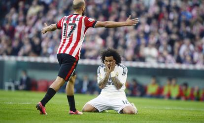 Marcelo se lamenta tras una acción. De pie, el jugador del Athletic Mikel Rico.