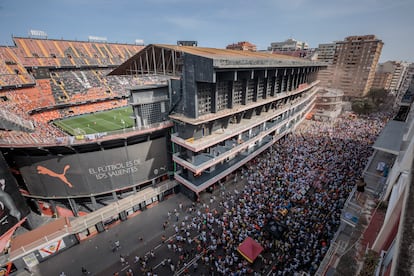 Aficionados del Valencia se manifiestan este sábado contra del propietario del club, el singapurense Peter Lim, y el presidente, Anil Murthy en las inmediaciones del estadio de Mestalla.