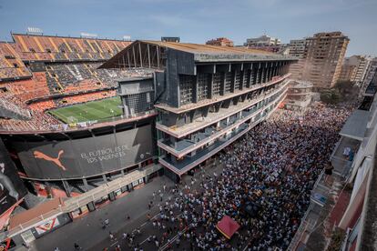 Aficionados del Valencia se manifiestan en contra del propietario de Peter Lim en las inmediaciones de Mestalla, el pasado mayo.