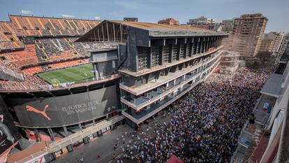 Aficionados del Valencia se manifiestan este sábado contra del propietario del club, el singapurense Peter Lim, y el presidente, Anil Murthy en las inmediaciones del estadio de Mestalla.