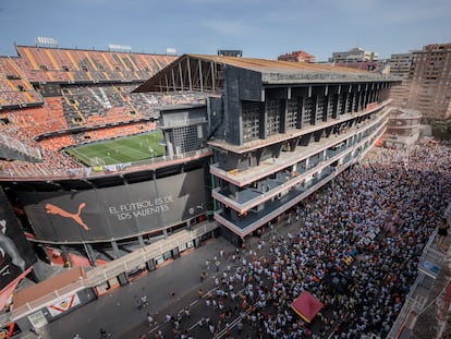 Aficionados del Valencia se manifiestan este sábado contra del propietario del club, el singapurense Peter Lim, y el presidente, Anil Murthy en las inmediaciones del estadio de Mestalla.