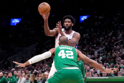 Joel Embiid durante el segundo partido de semifinales contra Boston Celtics.