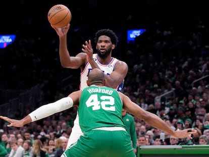 Joel Embiid durante el segundo partido de semifinales contra Boston Celtics.