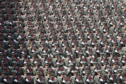 Soldados del ejército iraní desflian durante una ceremonia de graduación de cadetes, en Teherán (Irán). 
