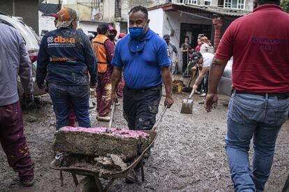 La fuerte lluvia de la tarde de este lunes en Atizapán dejó avenidas y calles con hasta 30 centímetros de altura de agua.