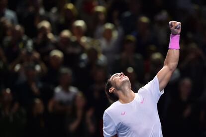 El español Rafael Nadal celebra la victoria contra Stefanos Tsitsipas durante su partido en el torneo de tenis ATP World Tour Finals en el O2 Arena en Londres el 15 de noviembre.