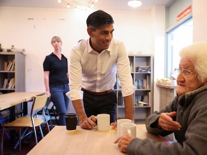 El primer ministro británico, Rishi Sunak, durante una visita este lunes a una residencia en Hertfordshire.