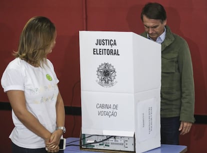 O candidato à Presidência Jair Bolsonaro (PSL) vota ao lado da esposa Michele em um colégio eleitoral do Rio de Janeiro.