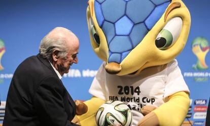 Blatter, junto a la mascota del Mundial.