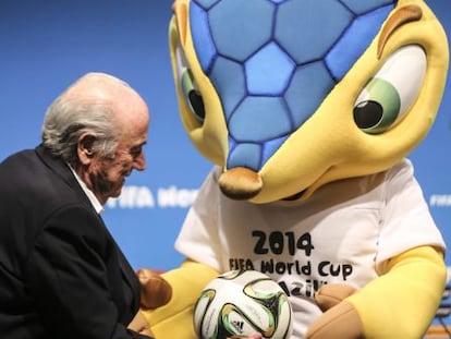 Blatter, junto a la mascota del Mundial.